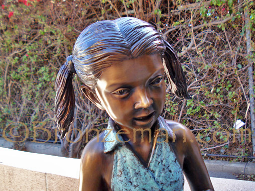 bronze sculpture of children reading